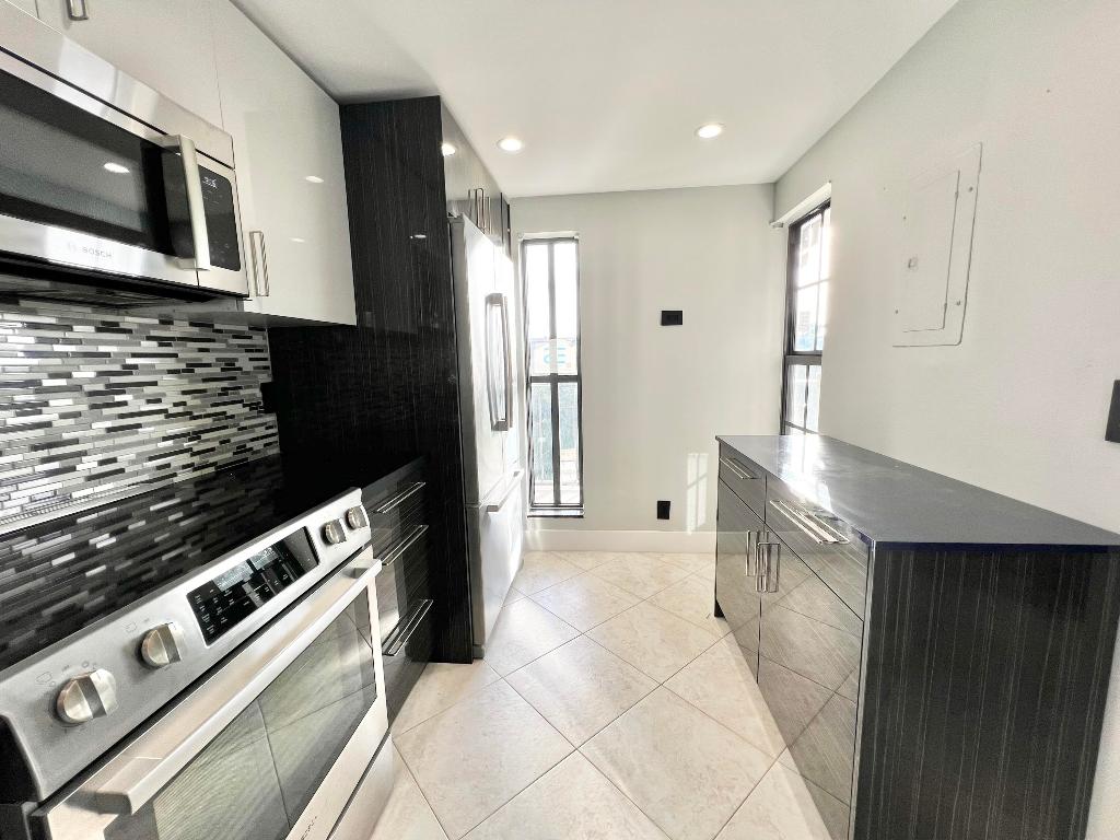 17 Royal Palm Way 503