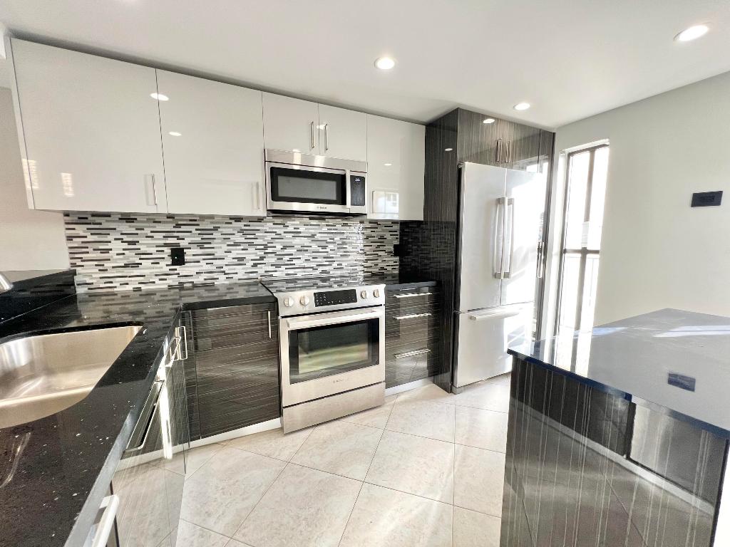 17 Royal Palm Way 503