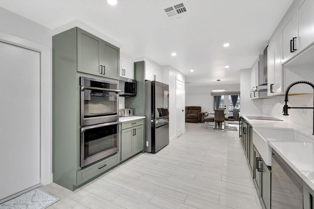 Photo of 1001 NW 5th Avenue, Boynton Beach, FL 33426 (MLS # R10975331)