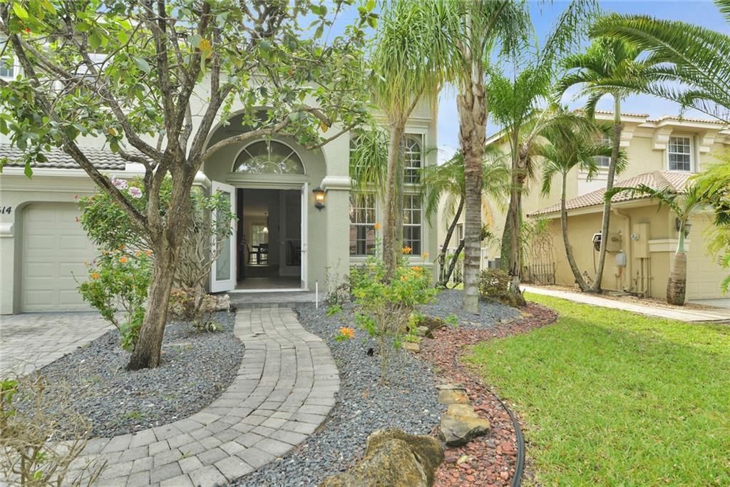 Photo of 6514 Stonehurst Cir, Lake Worth Beach, FL 33467 (MLS # F10321334)