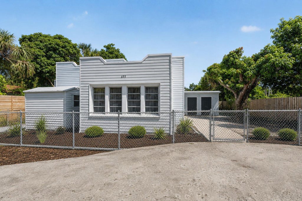 Photo of 633 Franklin Road, West Palm Beach, FL 33405 (MLS # B26067667)