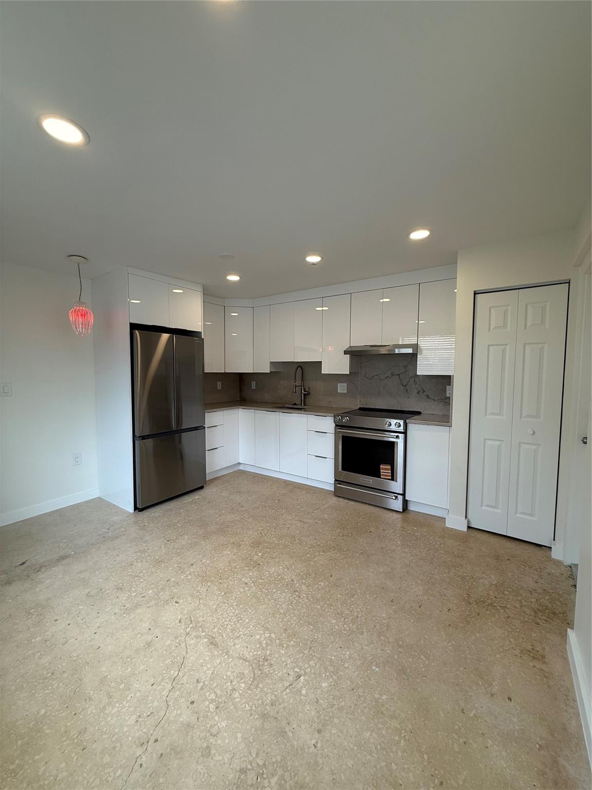 Discover the perfect blend of comfort and convenience in this updated 1 bed / 1 bath rental in Fort Lauderdale. Located just minutes from Las Olas Boulevard, Downtown Fort Lauderdale, and the beach, this apartment offers everything you need for modern living. Step inside to find a spacious open layout, modern kitchen with stainless steel appliances, and a bright living area with plenty of natural light. The private bedroom features ample closet space, and the updated bathroom adds a sleek touch. Best of all, enjoy the convenience of your own in unit washer and dryer!