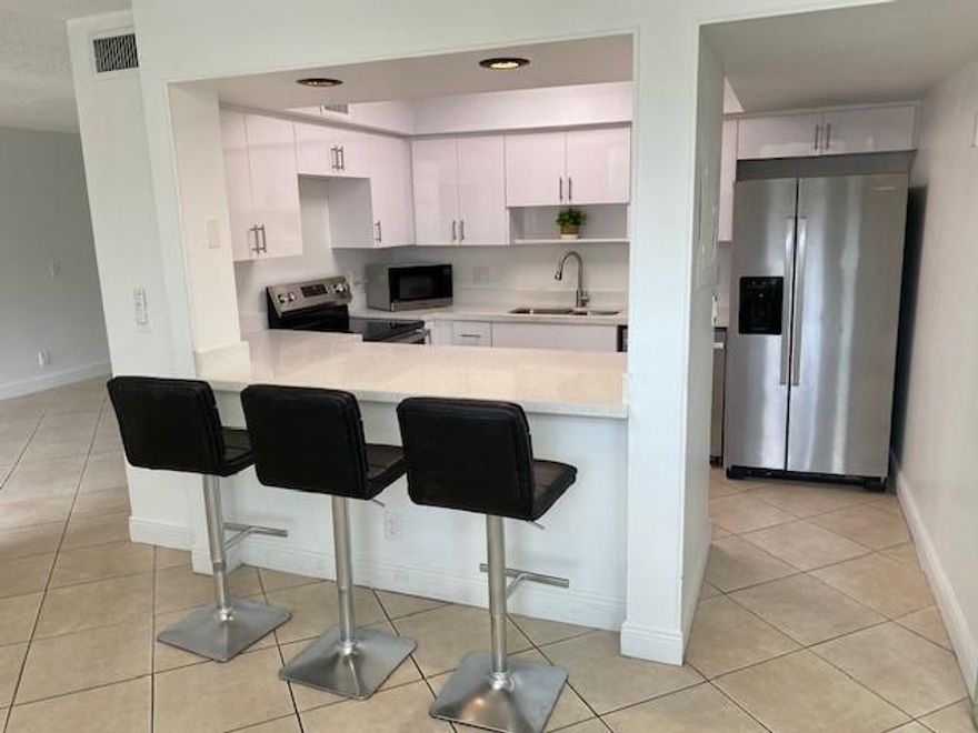 BEAUTIFUL CORNER 2BR/2BA CONDO IN LIVE OAK, FRESHLY PAINTED, CERAMIC TILES, BRAND NEW KITCHEN WITH SS APPLIANCES, NEW RANGE OVEN. VERY NICE RIDGE AND POOL VIEW FROM SCREENED PATIO. CLUBHOUSE AMMENITIES INCLUDED SWIMING POOL, SAUNA, STEAM ROOM, TENNIS COURTS,BASKETBALL, AND PARK WITH BARBEQUE AREA, RENT INCLUDED WATER AND CABLE. CLOSE TO 595 AND OTHER HIGHWAYS, NSU, AND BROWARD COLLEGE, HOSPITALS.