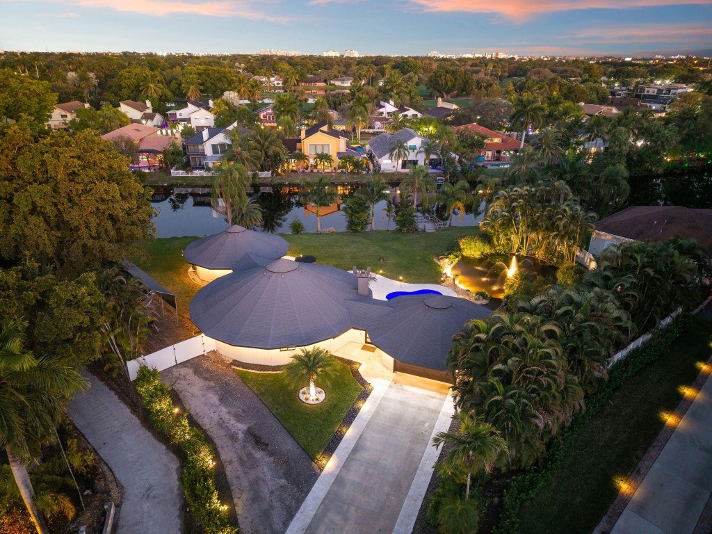 PEBBLE CREEK AT JACARANDA - Residential