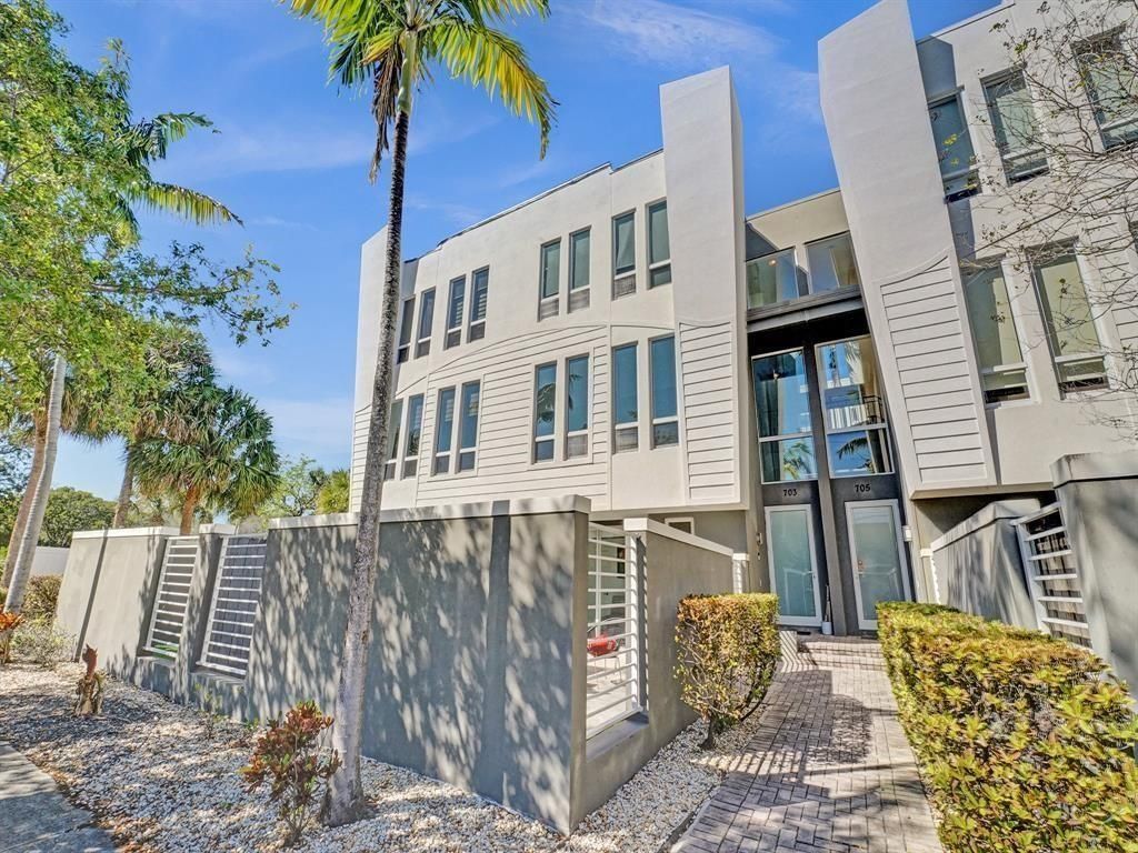 Photo of 703 SE 16th Ct, Fort Lauderdale, FL 33316 (MLS # F10531145)