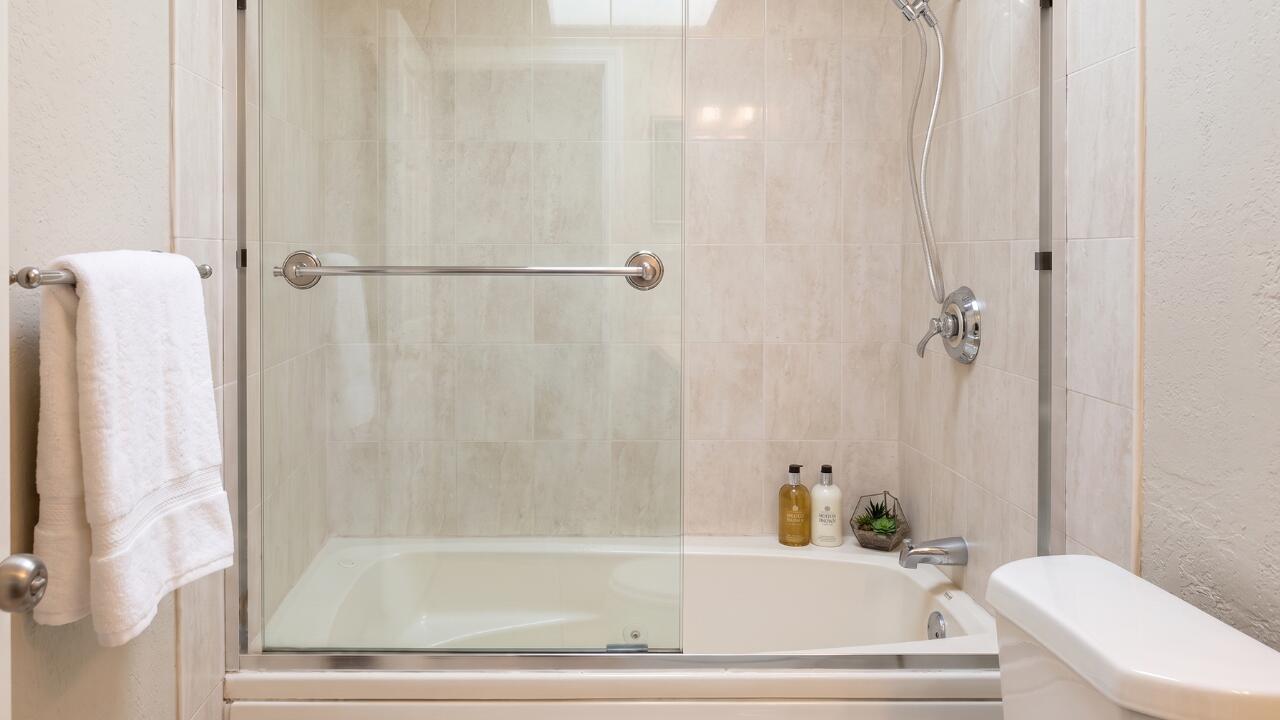 WOODLANDS CONDOMINIUM APARTMENT BUILDING 1 - Residential Lease