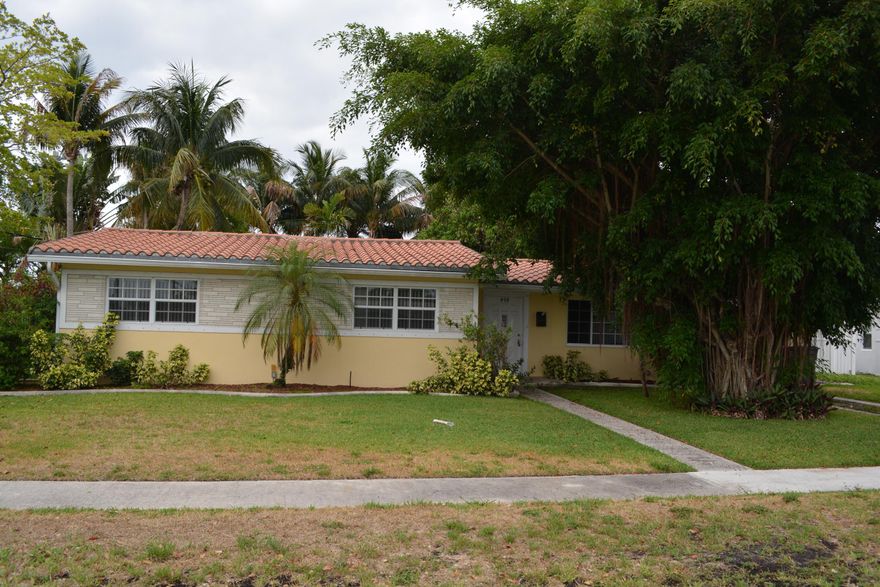 BOCA VILLAS...CUTE 3 BEDROOM, 2 BATHROOM WITH A SPACIOUS FAMILY ROOM, HUGE POOL AND PATIO AREA, 1 CAR CARPORT, TERRAZZO FLOORS THROUGHOUT, LARGE CORNER LOT 90 X100, S-TILE ROOF IN 2002, AND LARGE INSIDE UTILITY ROOM. GREAT LOCATION...WALK TO MIZNER PARK, ROYAL PALM PLAZA, BEACH, AND OCEAN.