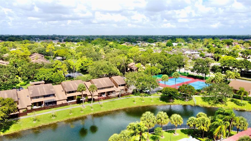 This stunning 3 beds and 3 baths townhouse in the desirable Bonaire at Woodmont boasts breathtaking water views. Enjoy a bright, open kitchen and family room, perfect for entertaining. The upper level features a split bedroom layout, with a luxurious primary suite and a secondary room, each with its own full bathroom for added privacy. Step outside to your spacious fenced back patio and charming front porch, ideal for morning coffee or evening relaxation. Embrace an active lifestyle with nature walks, golf courses, and a variety of shopping and dining options just minutes away. 2 designated parking spaces and ample guest parking. This gated community offers fantastic amenities like a gym, pool, and tennis facilities all within walking distance.