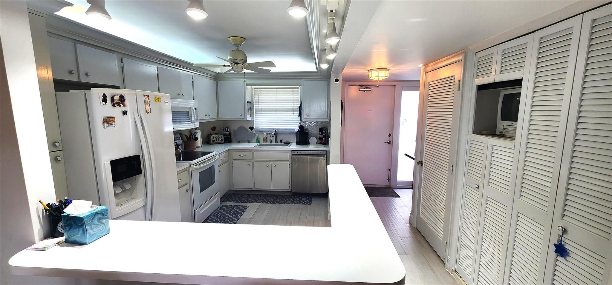 299 N Riverside Dr 303