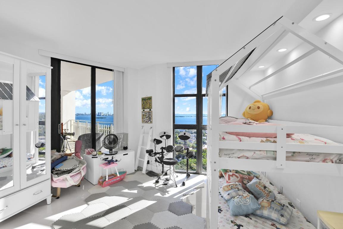 TOWERS OF QUAYSIDE CONDO #1 - Residential Lease