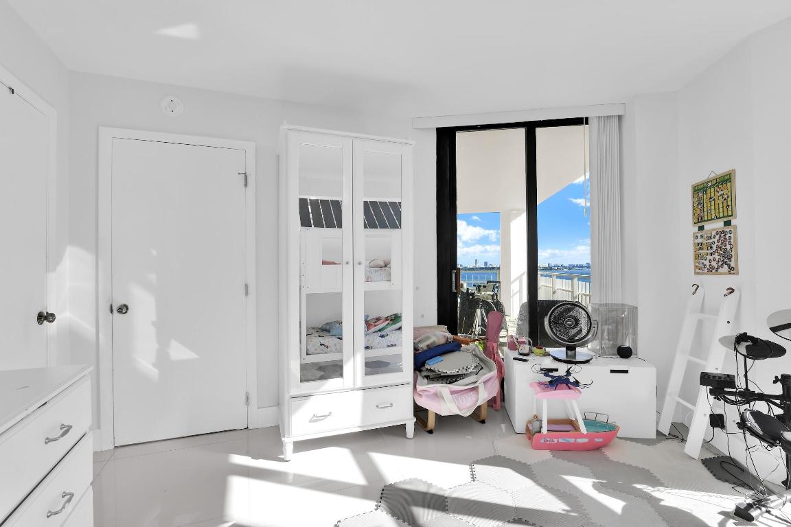 TOWERS OF QUAYSIDE CONDO #1 - Residential Lease