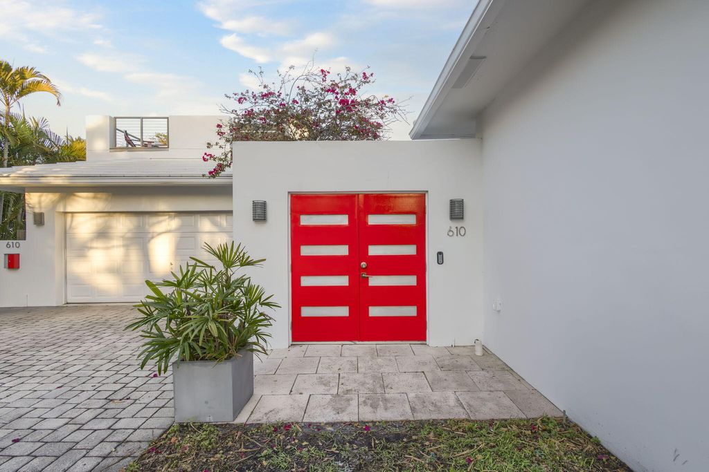 Photo of 610 N Lakeside Dr, Lake Worth Beach, FL 33460 (MLS # B26000810)