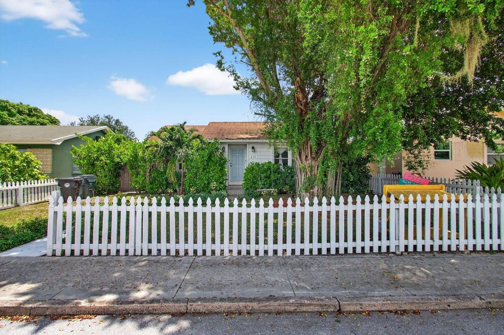 Photo of 614 S E Street, Lake Worth Beach, FL 33460 (MLS # R11113185)