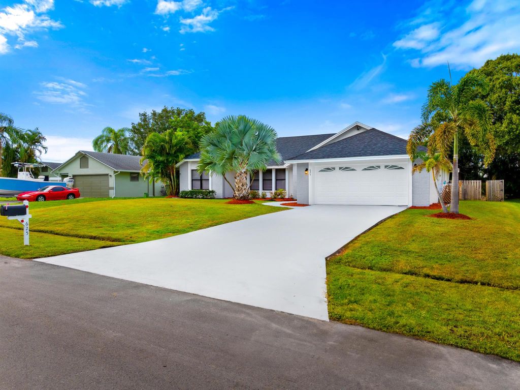 Photo of 625 SE Damask Avenue, Port Saint Lucie, FL 34983 (MLS # R11015919)