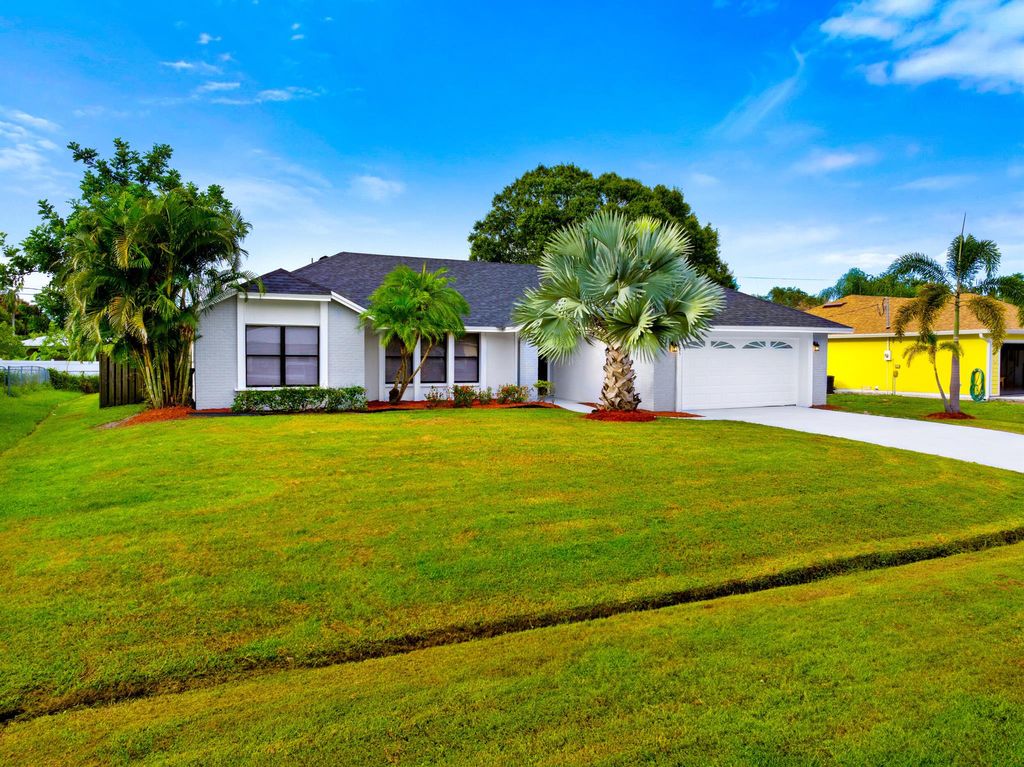 Photo of 625 SE Damask Avenue, Port Saint Lucie, FL 34983 (MLS # R11015919)