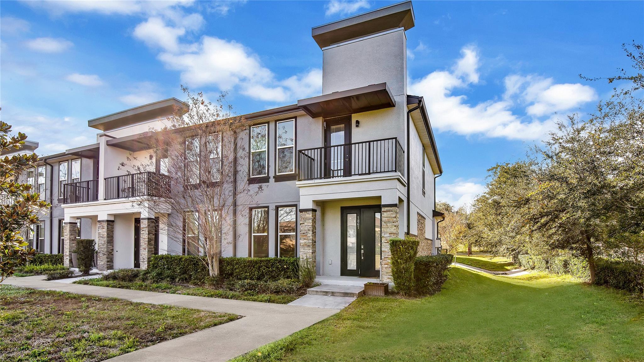 CONDO SOHO AT LAKESIDE - Residential