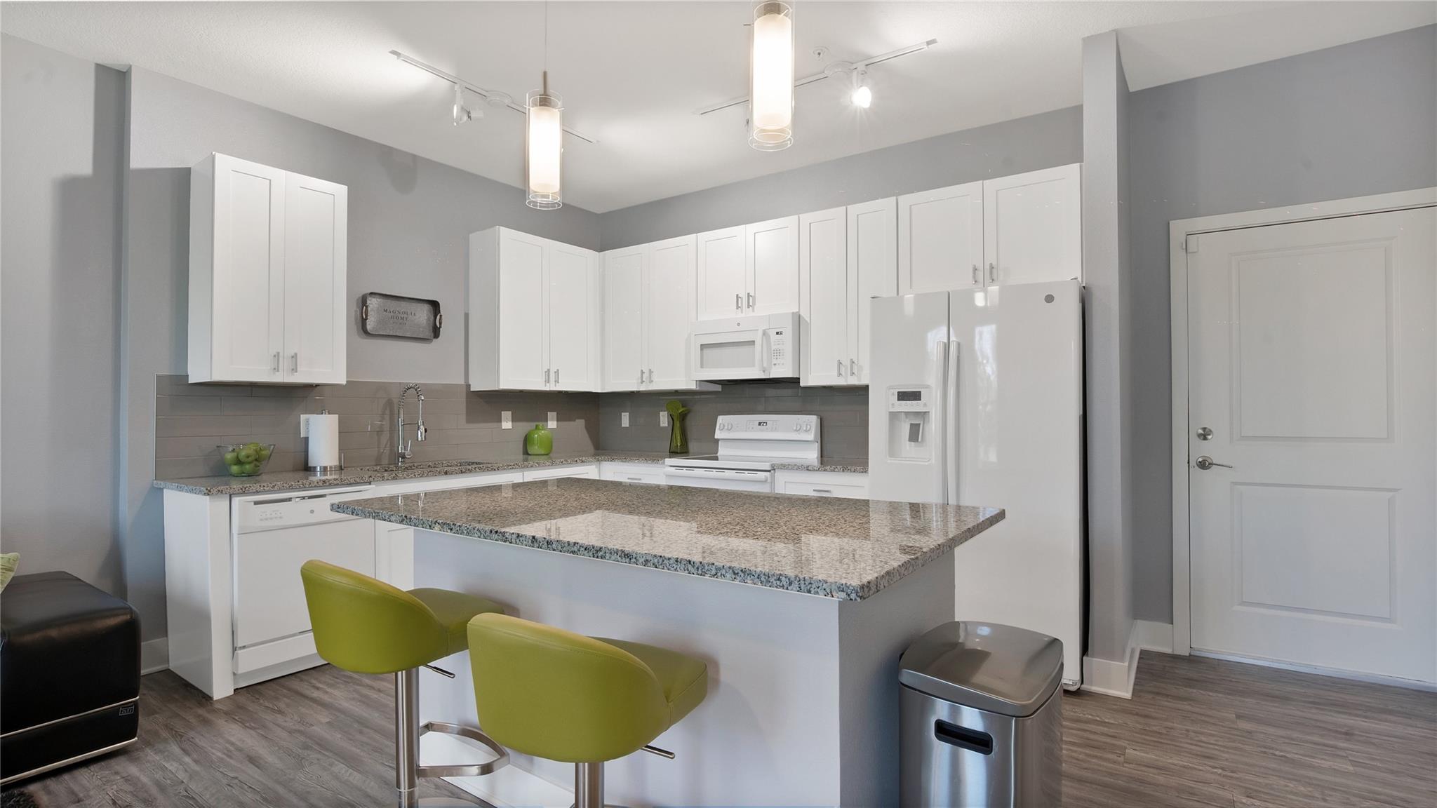 CONDO SOHO AT LAKESIDE - Residential