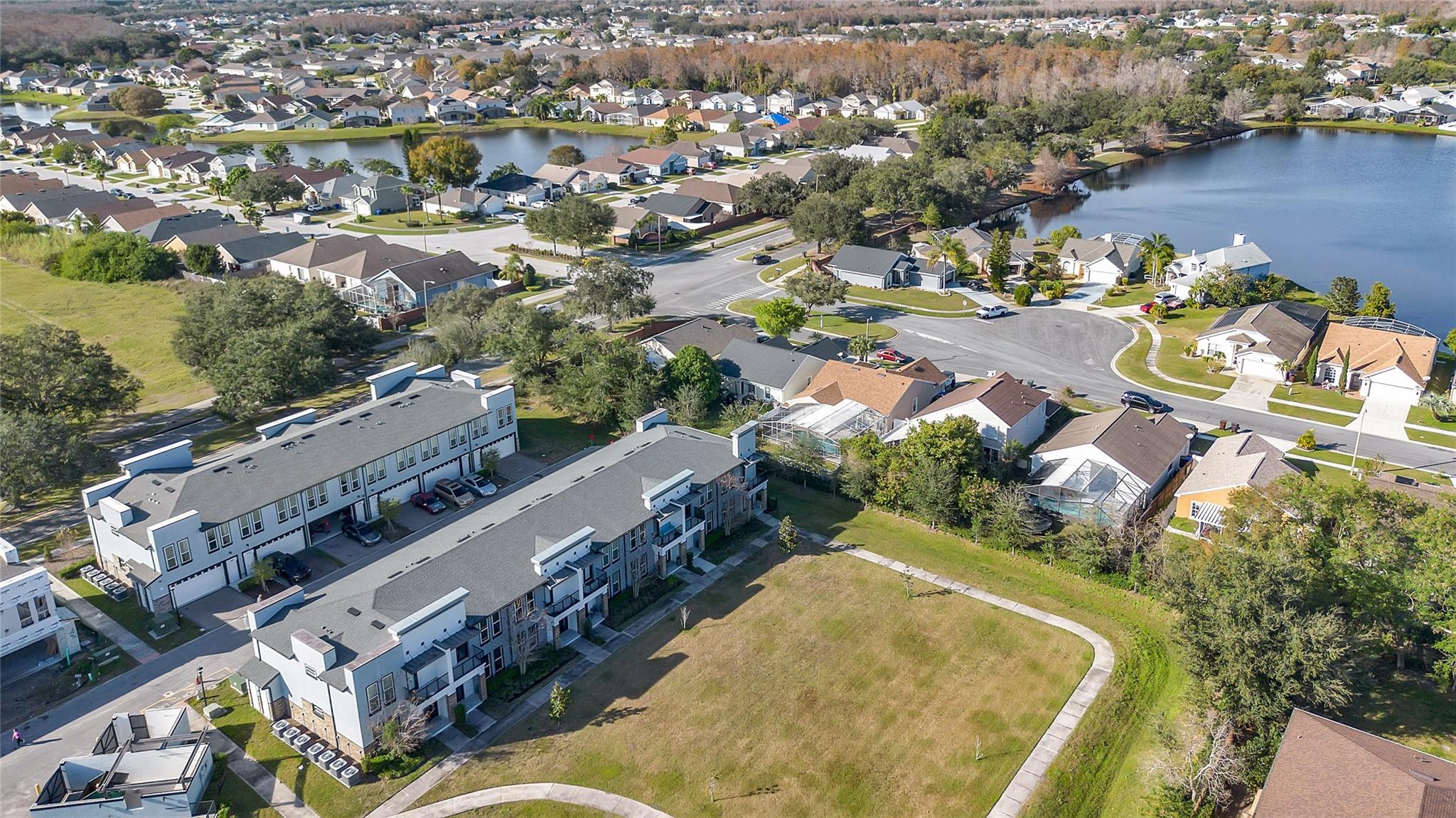 CONDO SOHO AT LAKESIDE - Residential