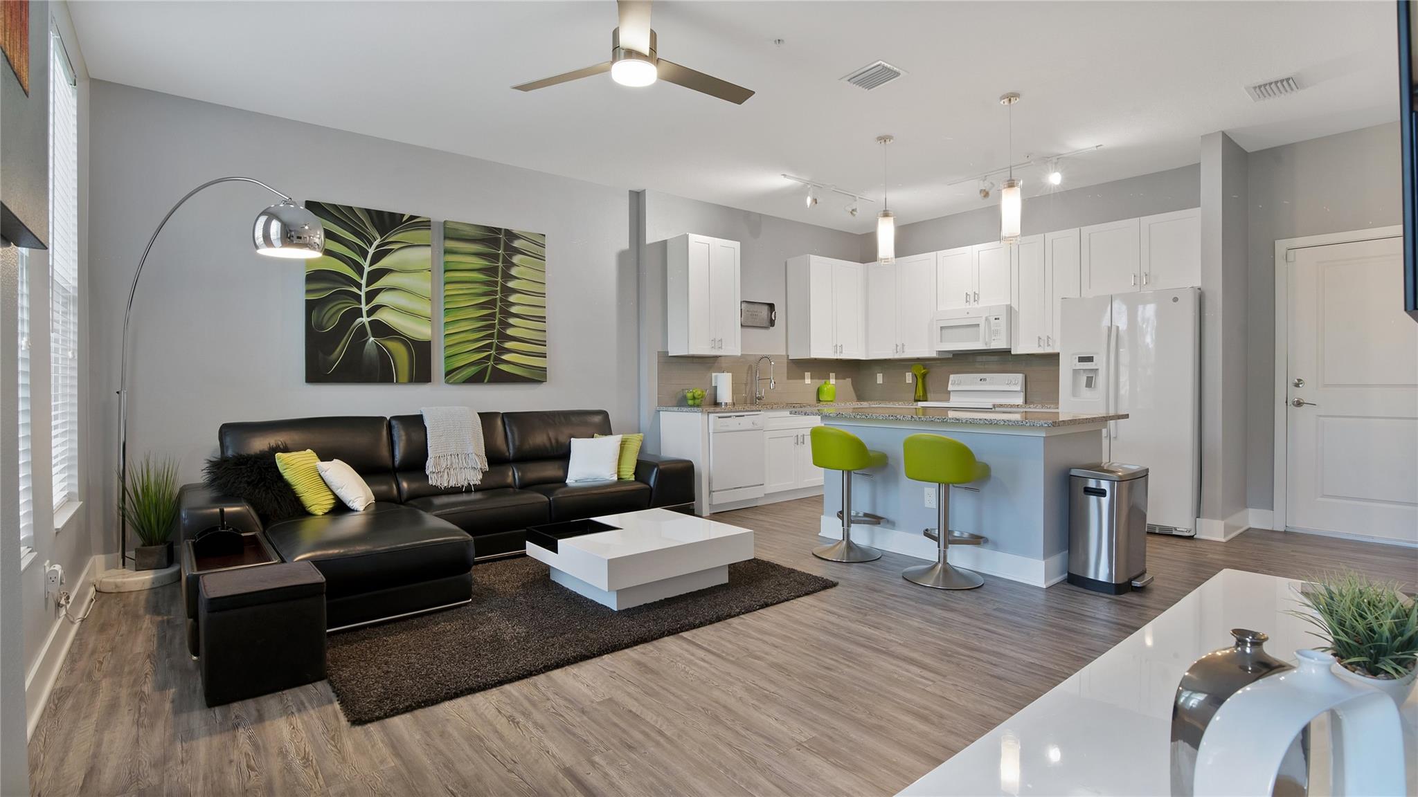 CONDO SOHO AT LAKESIDE - Residential