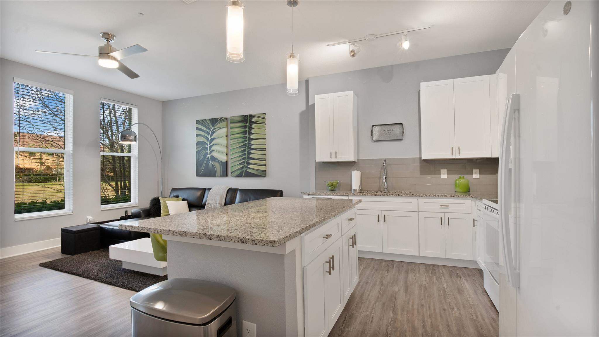 CONDO SOHO AT LAKESIDE - Residential