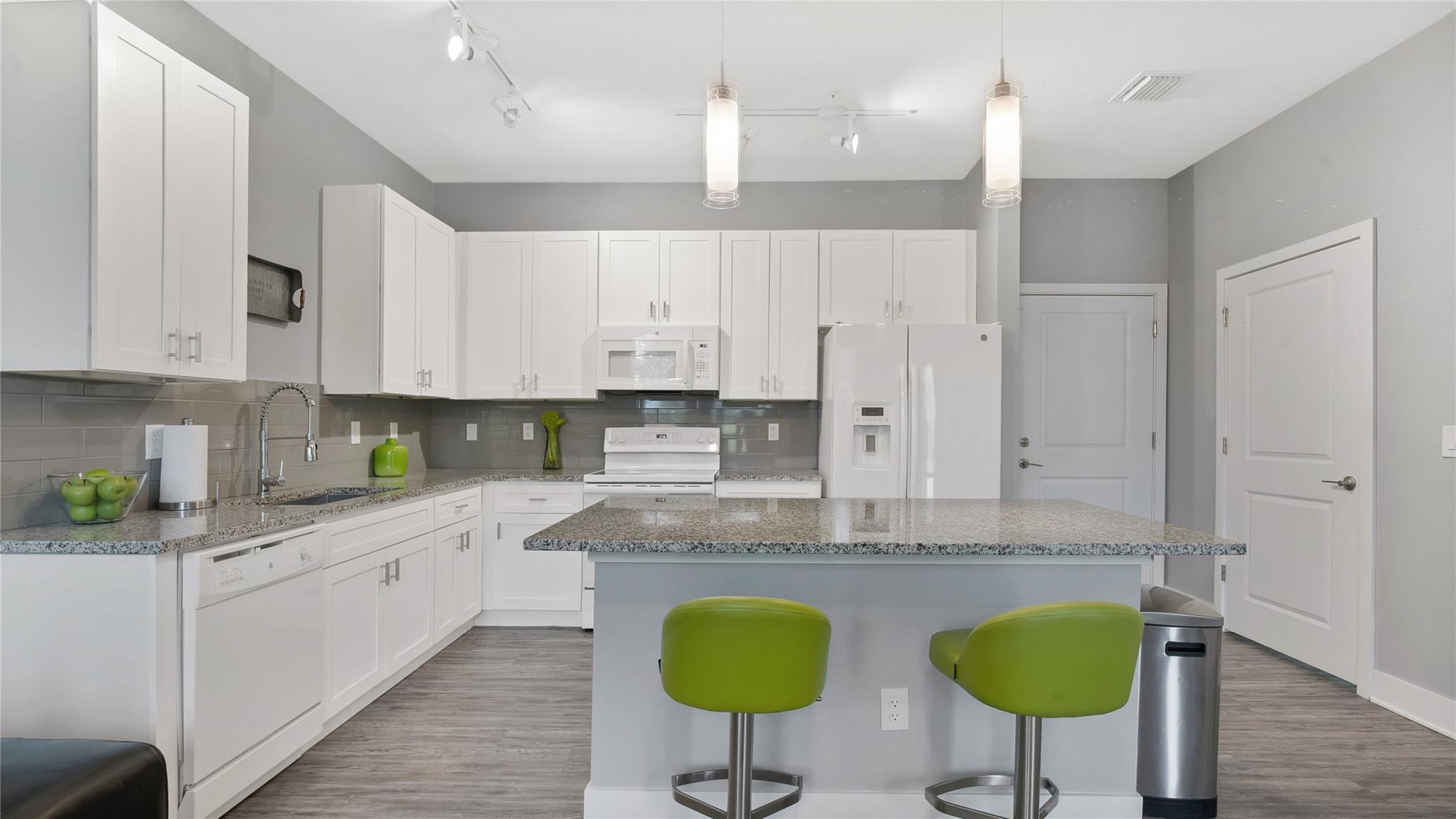 CONDO SOHO AT LAKESIDE - Residential
