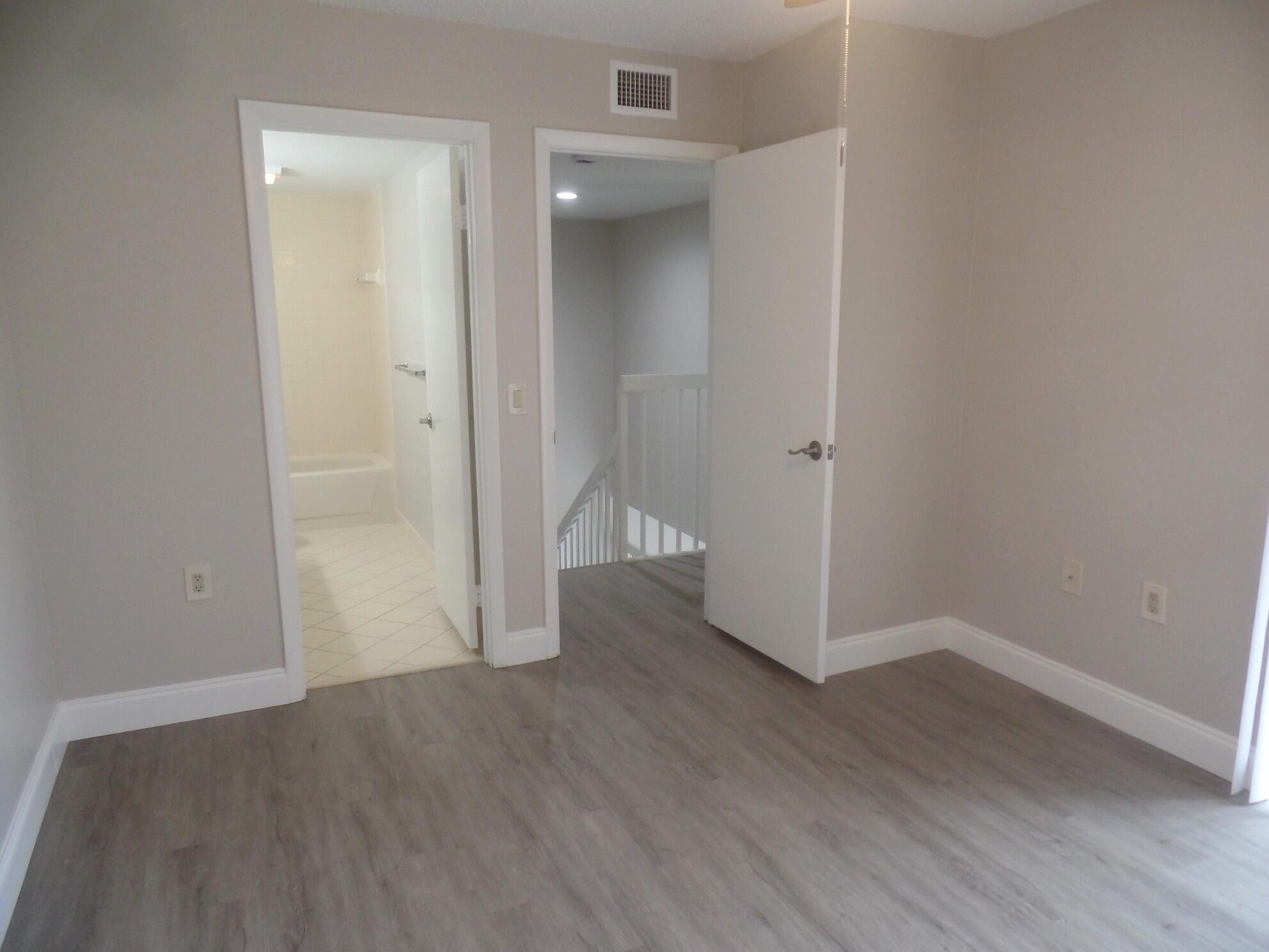 WATERSIDE LUXURY TOWNHOME - Residential