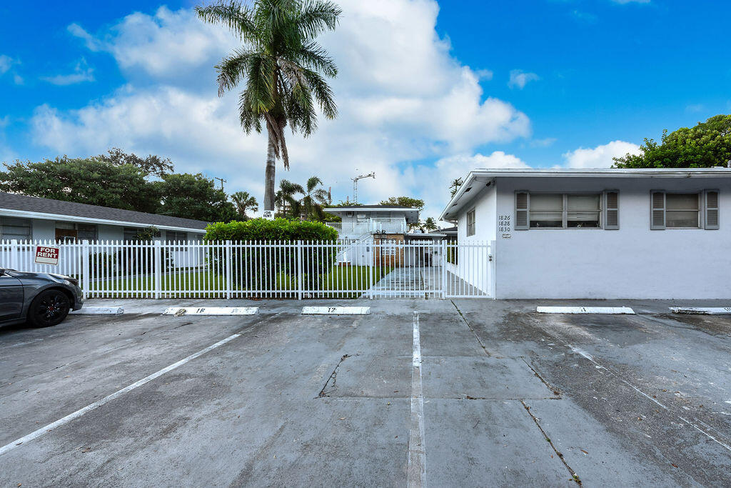 NORTH HOLLYWOOD SQUARE AMEN PLAT - Residential Lease