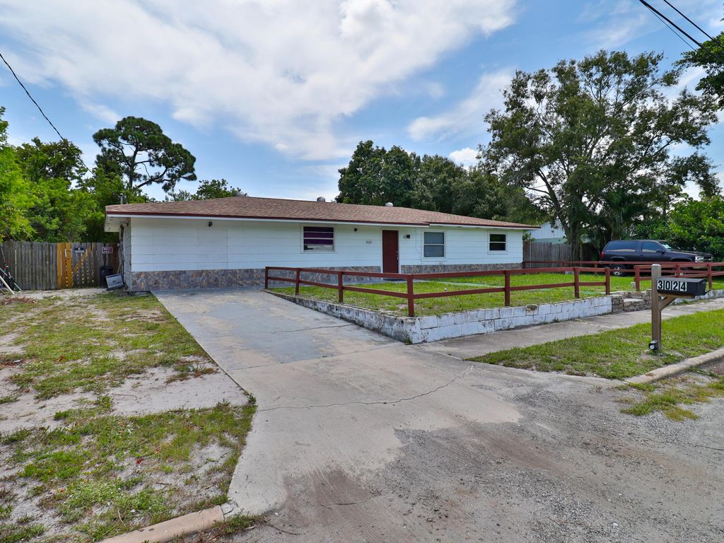 Photo of 3024 W Dixie Boulevard, Fort Pierce, FL 34946 (MLS # R11111560)