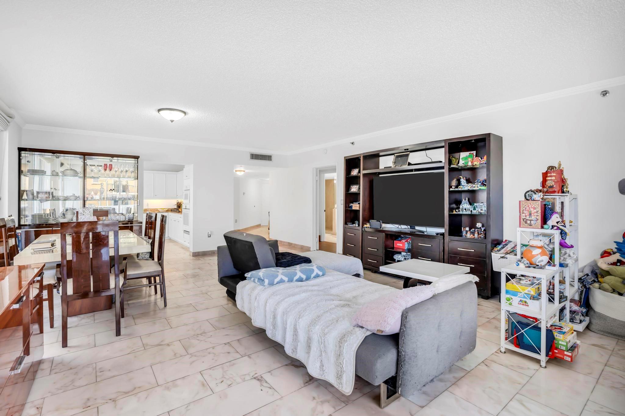 8855 Collins Ave 2D, Surfside, FL, 33154/$785,000 4 8855 Collins Ave 2D