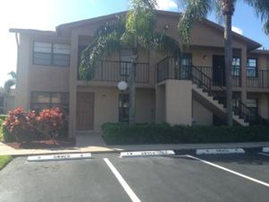 Cozy first floor corner unit condo. Great location. Great building. Home features 1 bed, 1 bath, pantry and steps away from the pool! Clubhouse, tennis, gym