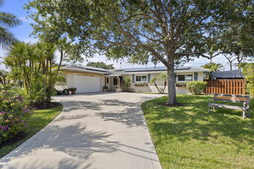 Photo of 15 Palmetto Way, Tequesta, FL 33469 (MLS # R10968979)