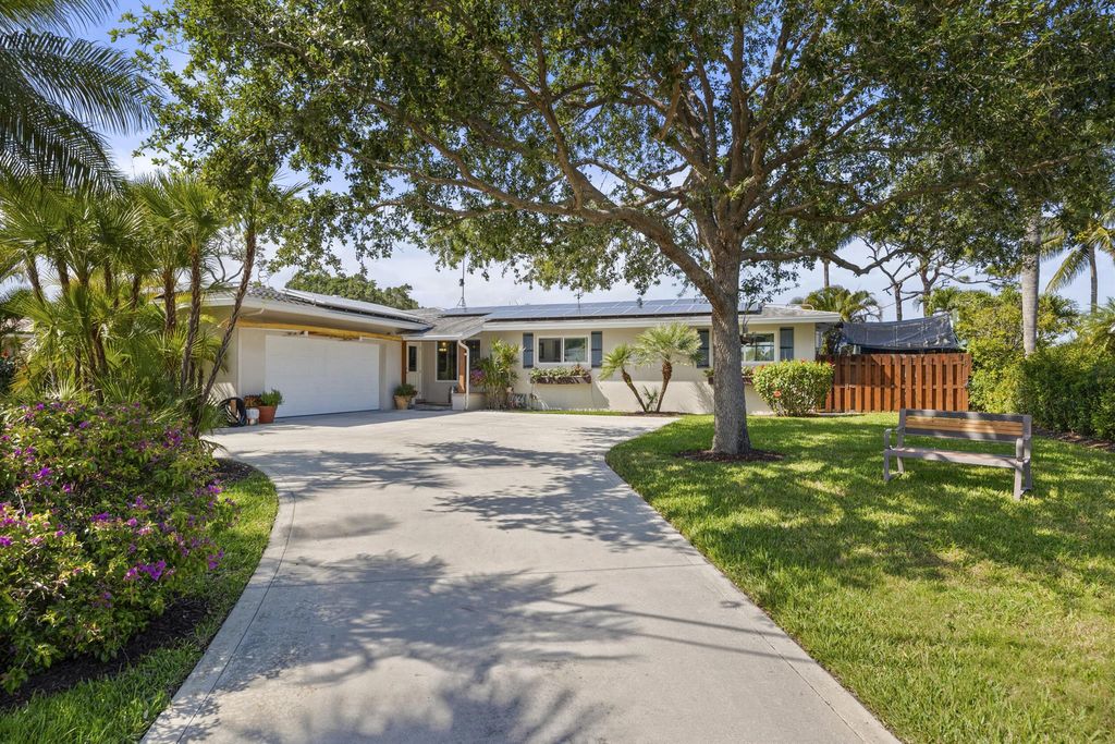 Photo of 15 Palmetto Way, Tequesta, FL 33469 (MLS # R10968979)
