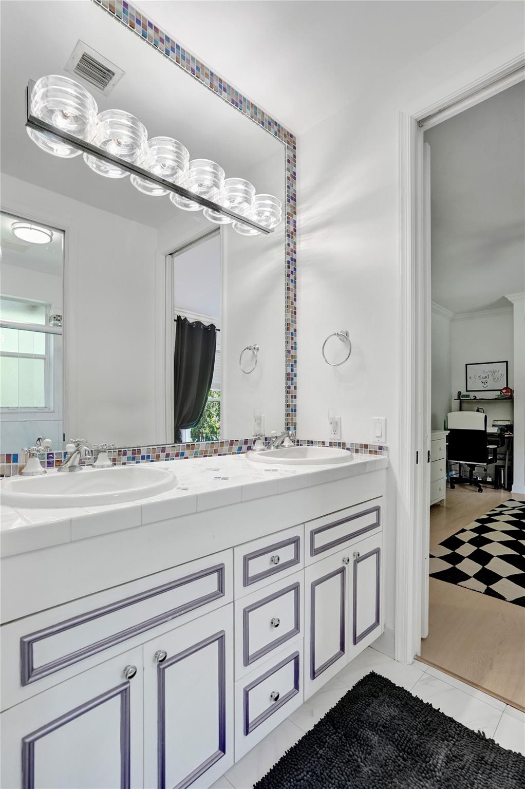 Las Brisas 142-25 B - Residential