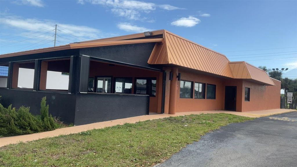 Photo of 1006 S Us Highway 1, Fort Pierce, FL 34950 (MLS # R10784813)