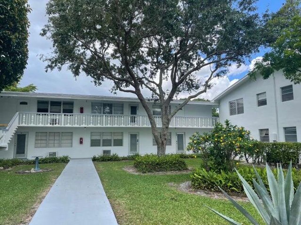 Photo of 163 Somerset Crescent #H, West Palm Beach, FL 33417 (MLS # B26024400)