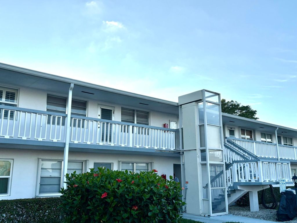 Photo of 163 Somerset Crescent #H, West Palm Beach, FL 33417 (MLS # B26024400)