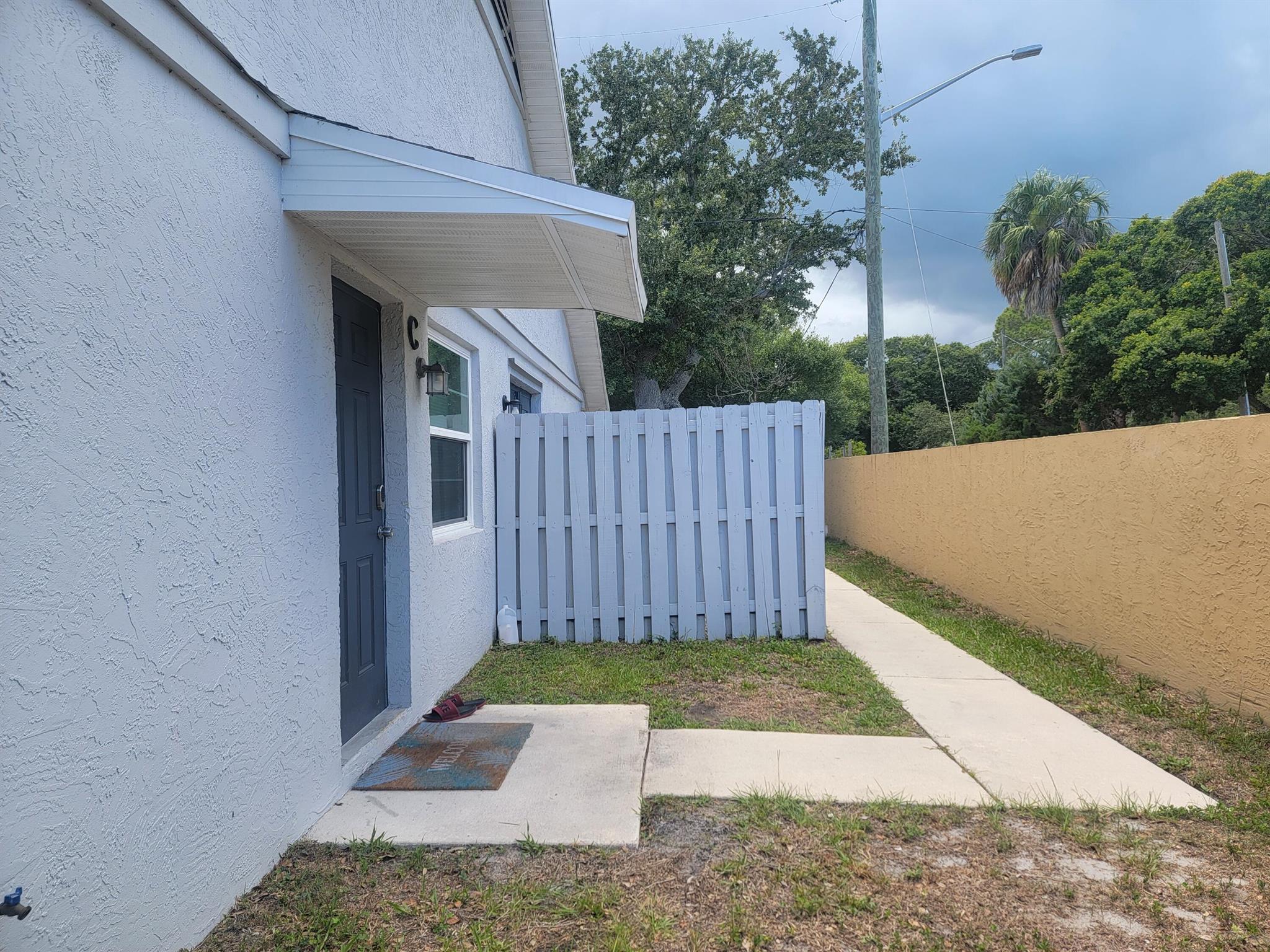 ATTENTION INVESTORS! Nice one-bedroom one and half bath unit in good condition! Tile in living areas and carpet in bedroom. New roof (2022-2023), new exterior paint. Income producing...make money right away! Good tenant that maintains the unit and would like to stay! Great location, public utilities....a must see!