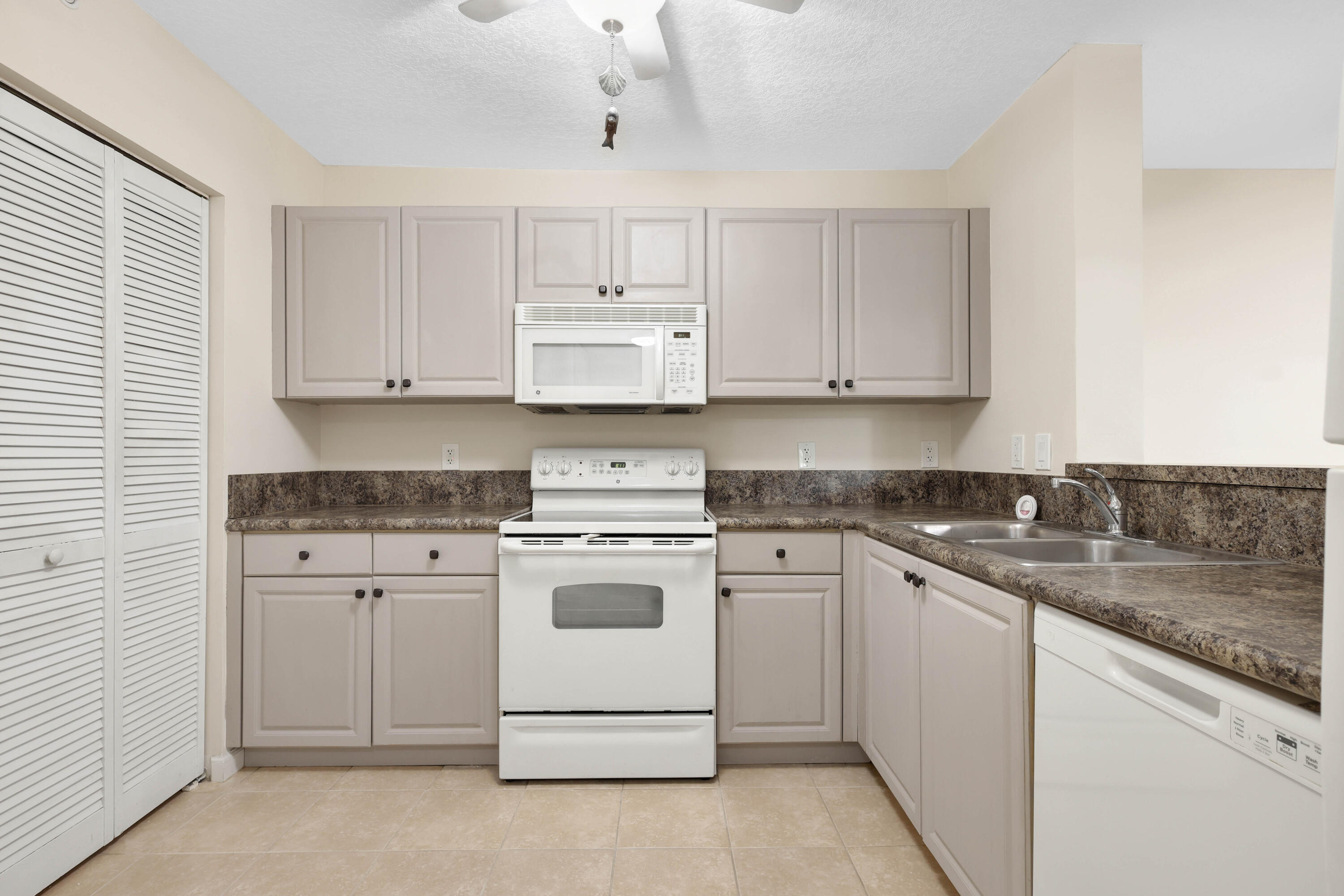 SHERIDAN BEACH CLUB CONDOMINIUM - Residential Lease