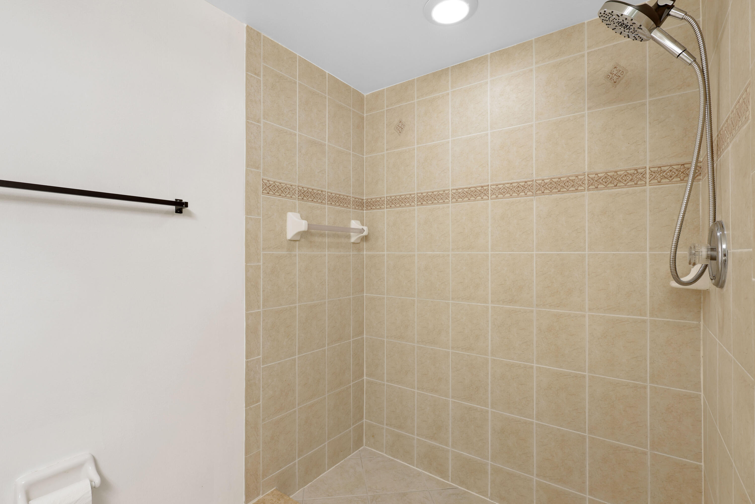 SHERIDAN BEACH CLUB CONDOMINIUM - Residential Lease