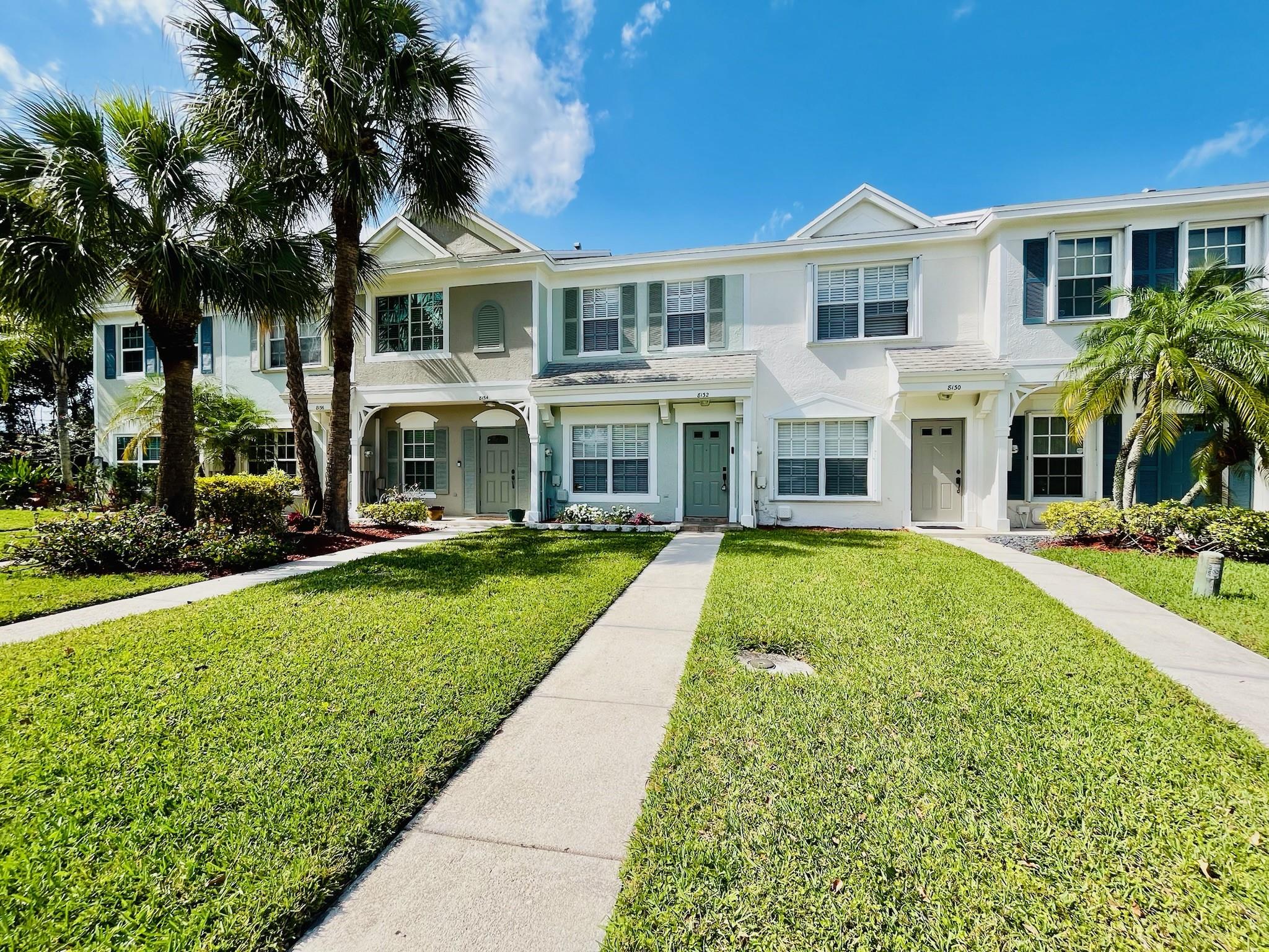 Great Townhouse in the sought after neighborhood of Sanibel. Great location with convenient access to the Sawgrass Expressway.