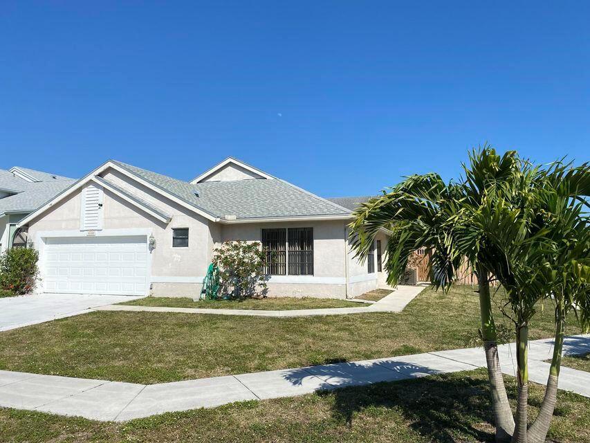 QUICK MOVE-IN, NO HOA APPROVAL REQUIRED! This 3-bedroom/2-bathroom corner single family home with vaulted ceilings and PRIVATE POOL is ready for you to call it home. Trends at Boca Raton includes amenities such as a heated community pool and tennis courts. Currently zoned for Hammock Point Elementary, Omni Middle School and Spanish River High School.