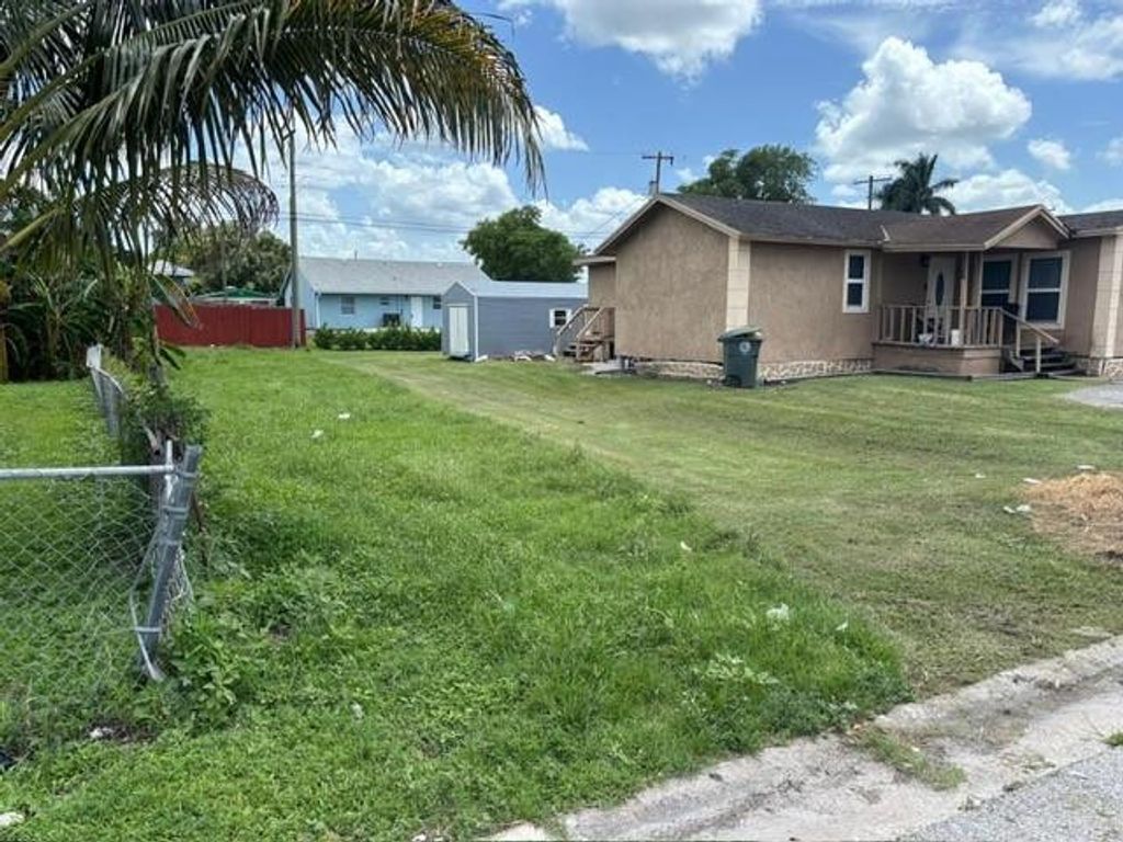 Photo of 525 SW 9th Street, Belle Glade, FL 33430 (MLS # F10536872)