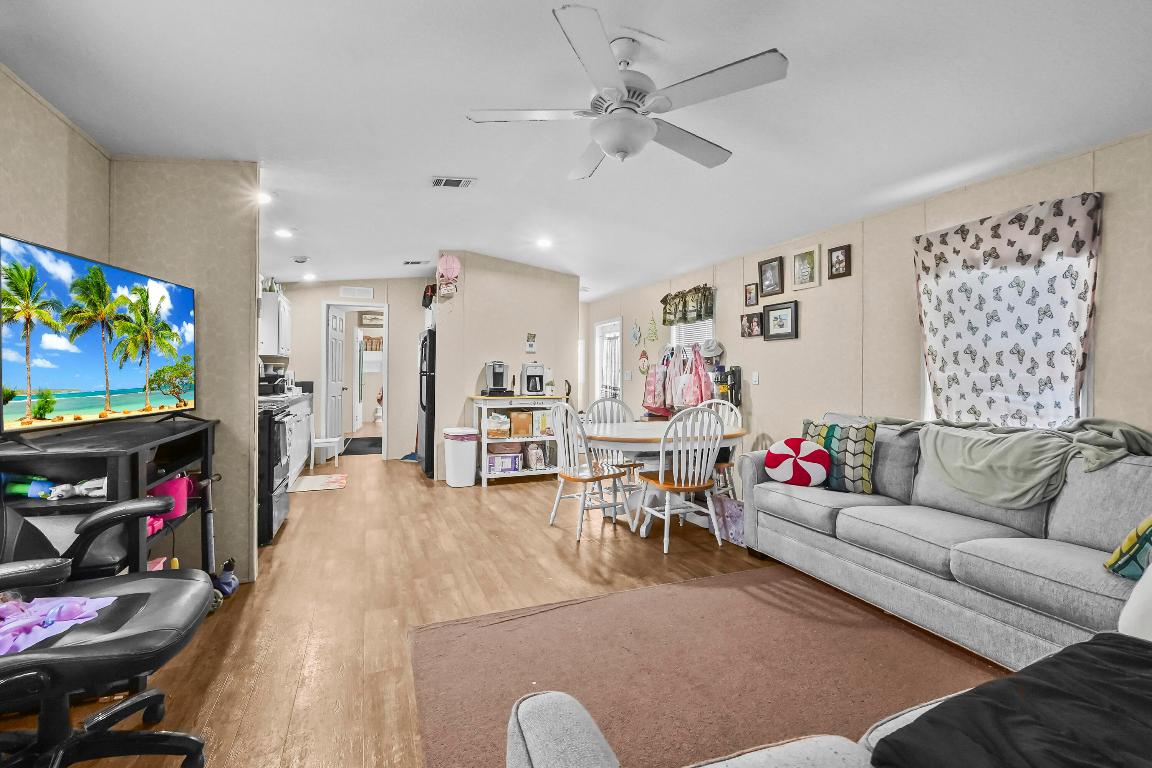 RIDGEWAY MOBILE HOME - Residential