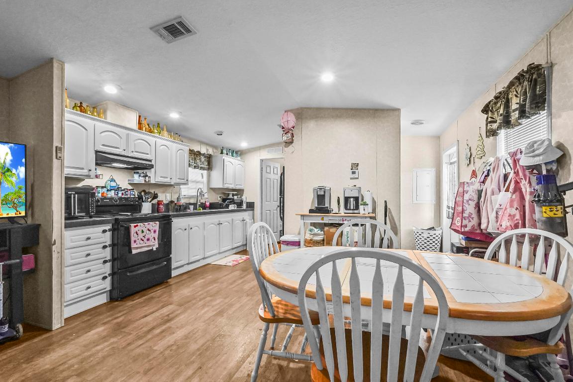 RIDGEWAY MOBILE HOME - Residential