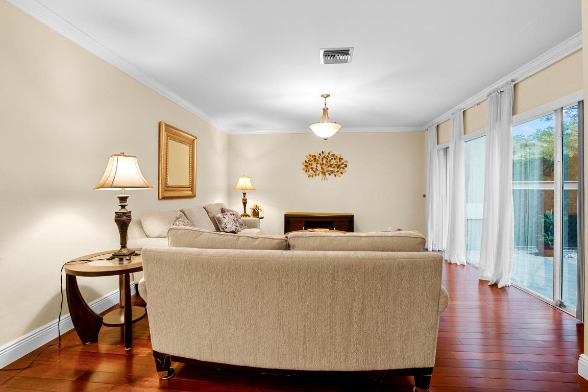 EMBASSY LAKES - Residential