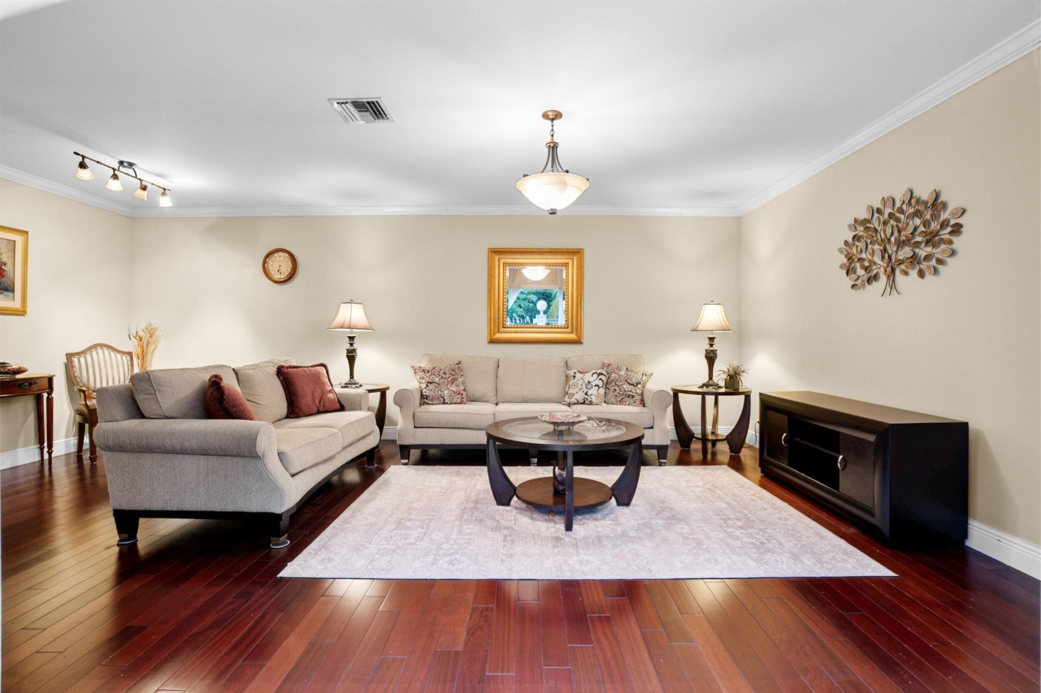 EMBASSY LAKES - Residential