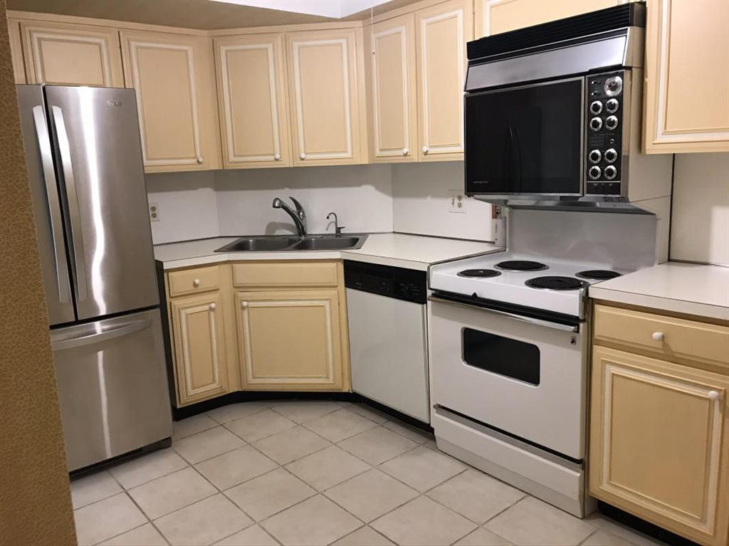 LANDS OF THE PRESIDENT CONDO 7 - Residential