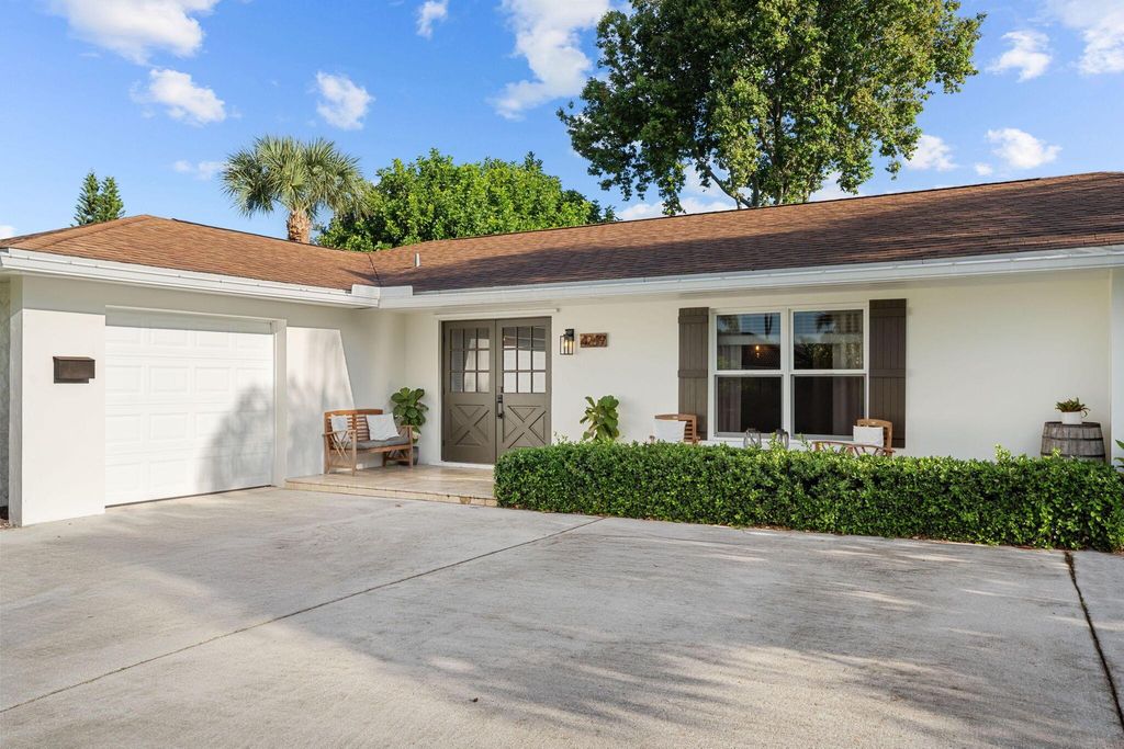 Photo of 4249 Heather Circle E, Palm Beach Gardens, FL 33410 (MLS # R11124738)