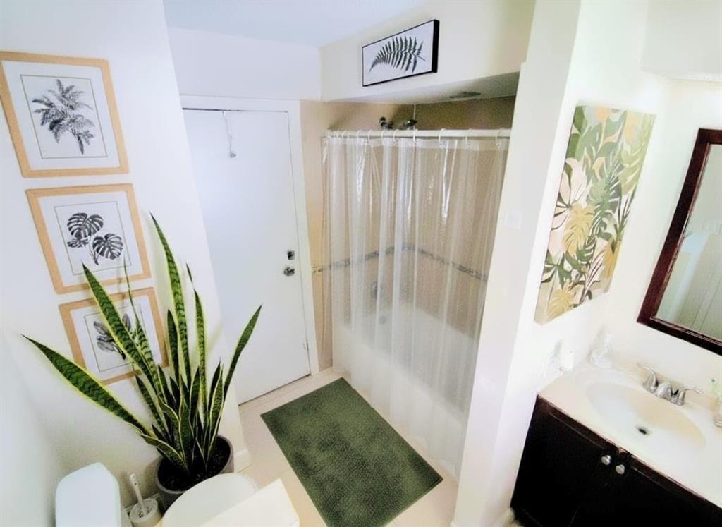 CIRCLE VILLAS (THE) CONDO - Residential Lease