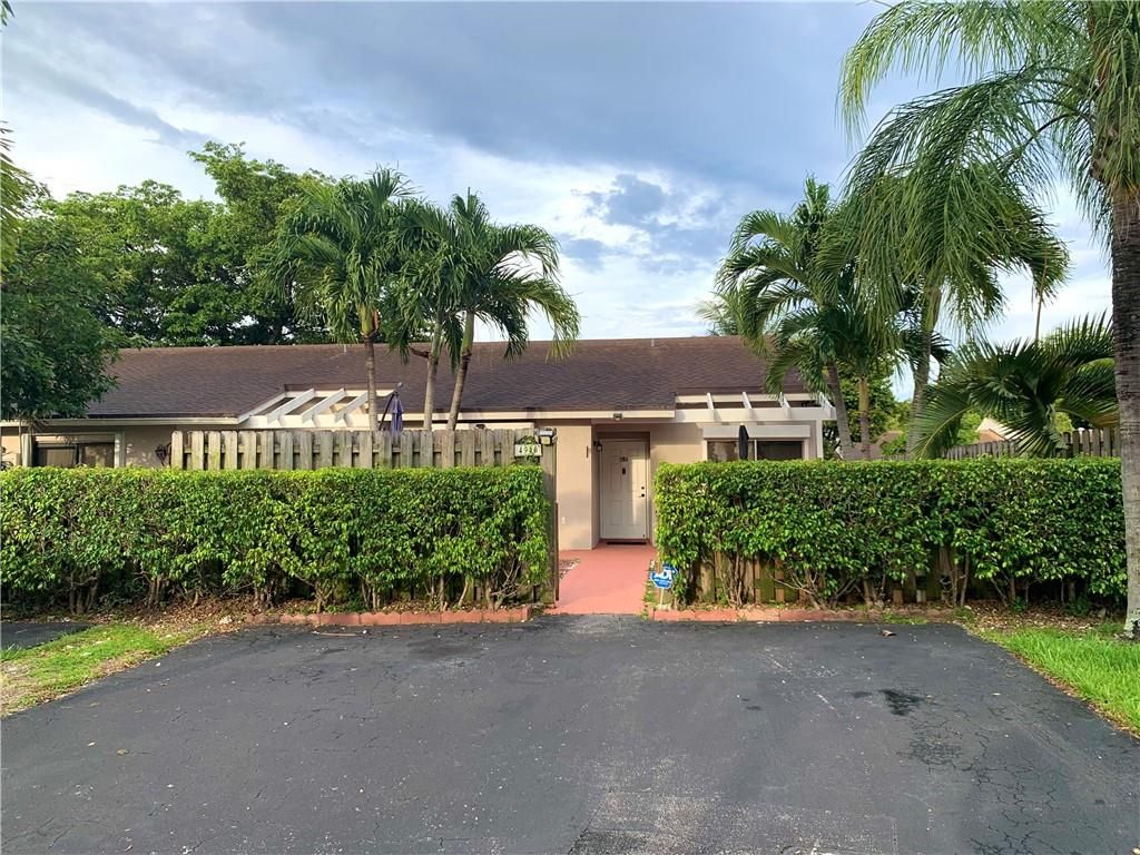 Photo of 4940 E Lakes Dr, Deerfield Beach, FL 33064 (MLS # F10333567)